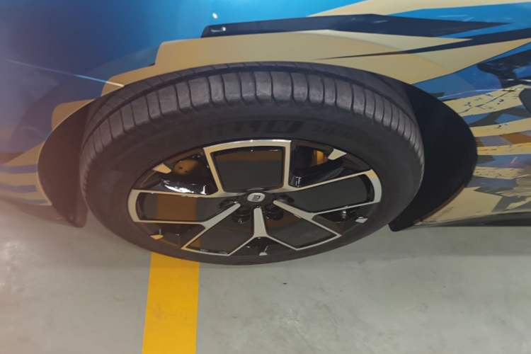 Used Xiaomi Auto SU7 2024 Four-Wheel Drive Ultra-Long Range Advanced Intelligent Driving Max Edition Left Front Wheel Hub