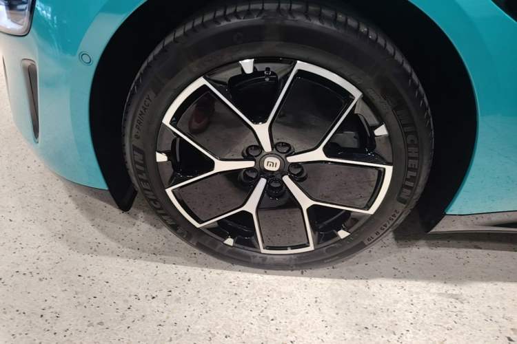 Used Xiaomi Auto SU7 2024 Rear-Drive Long-Range Intelligent Driving Version Left Front Wheel Hub