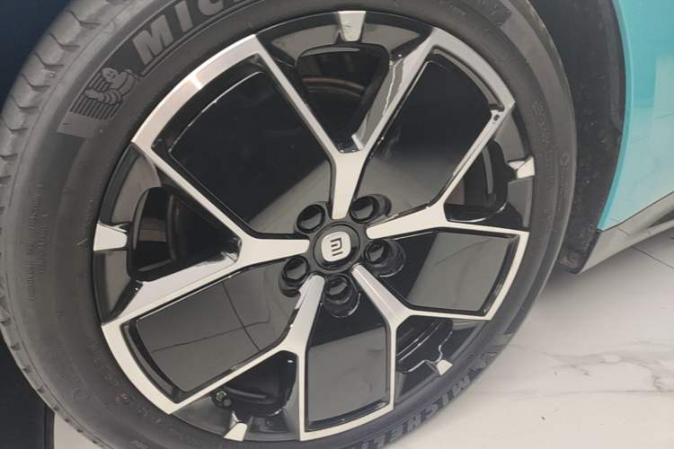 Used Xiaomi Auto SU7 2024 Rear-Drive Long-Range Intelligent Driving Version Left Front Wheel Hub
