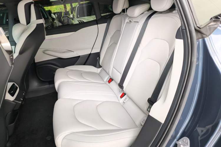 Used Xiaomi Auto SU7 2024 Rear-Drive Ultra-Long Range Advanced Pro-Level Intelligent Driving Version Left Rear Seat
