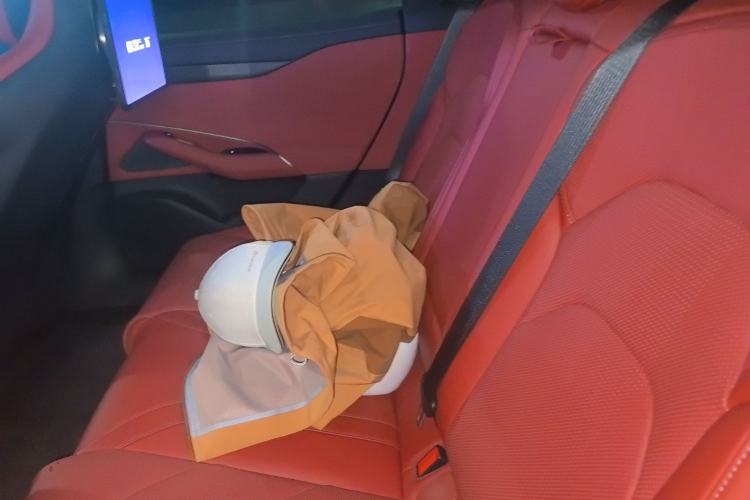 Used Xiaomi Auto SU7 2024 Four-Wheel Drive Ultra-Long Range Advanced Intelligent Driving Max Edition Left Rear Seat