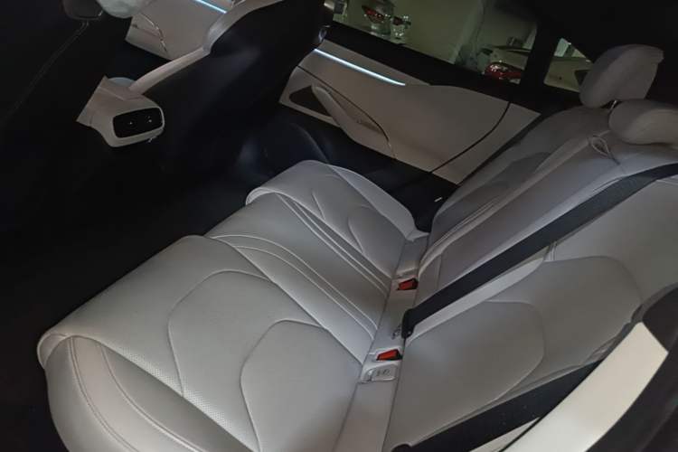Used Xiaomi Auto SU7 2024 Four-Wheel Drive Ultra-Long Range Advanced Intelligent Driving Max Edition Left Rear Seat