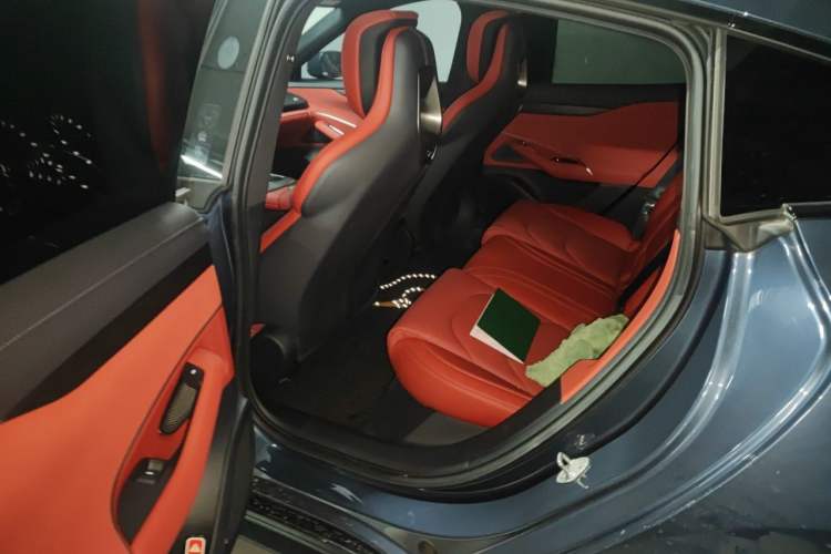 Used Xiaomi Auto SU7 2024 Four-Wheel Drive Ultra-Long Range Advanced Intelligent Driving Max Edition Left Rear Seat