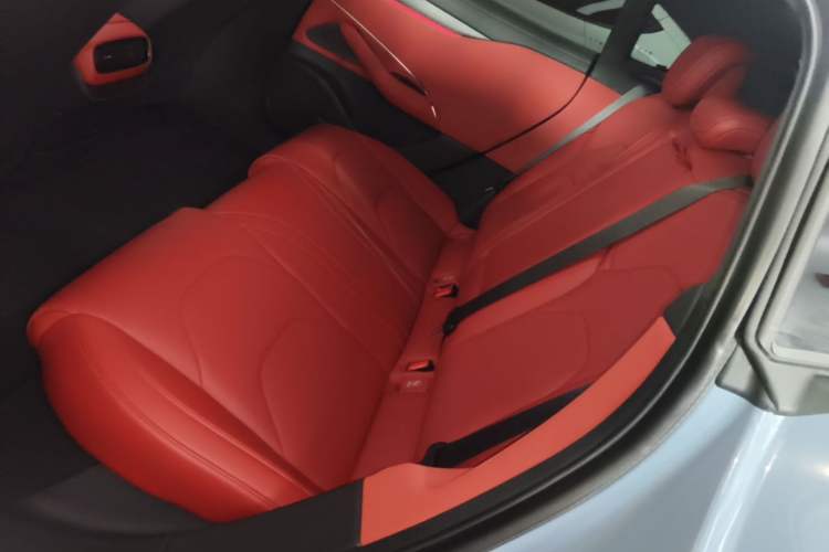 Used Xiaomi Auto SU7 2024 Four-Wheel Drive Ultra-Long Range Advanced Intelligent Driving Max Edition Left Rear Seat