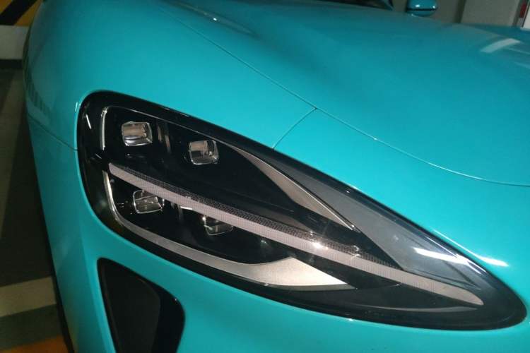 Used Xiaomi Auto SU7 2024 Rear-Drive Long-Range Intelligent Driving Version Right Front Headlight