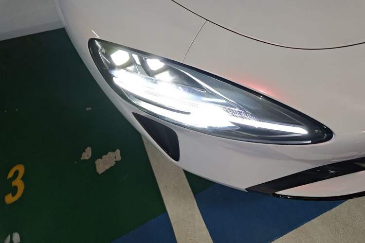 Used Xiaomi Auto SU7 2024 Rear-Drive Long-Range Intelligent Driving Version Right Front Headlight