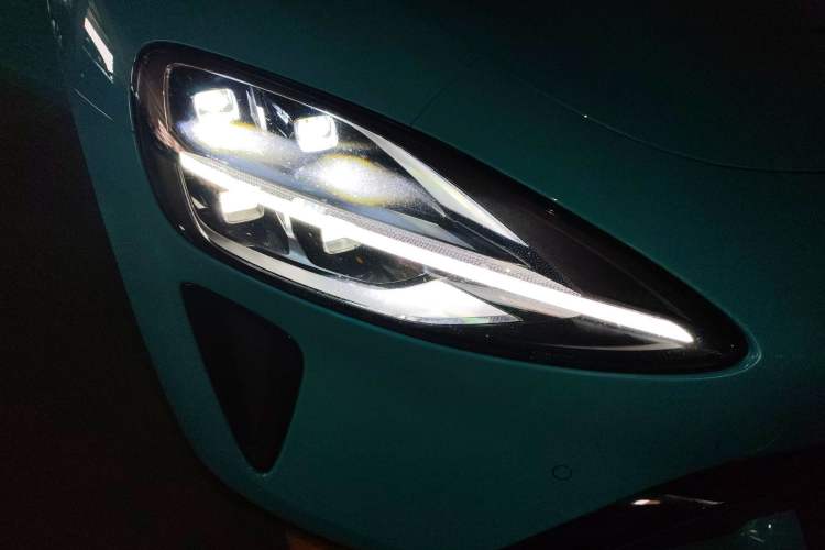 Used Xiaomi Auto SU7 2024 Rear-Drive Long-Range Intelligent Driving Version Right Front Headlight