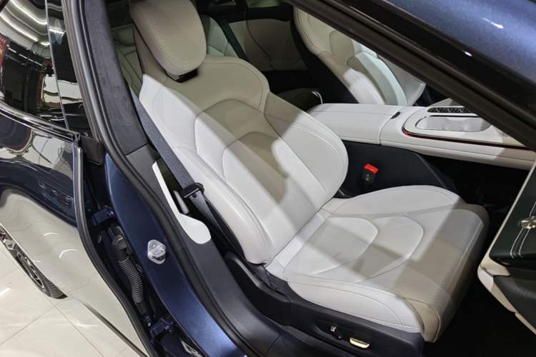 Used Xiaomi Auto SU7 2024 Four-Wheel Drive Ultra-Long Range Advanced Intelligent Driving Max Edition Right Front Seat
