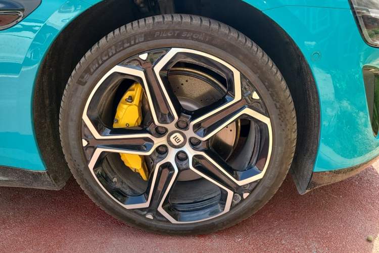 Used Xiaomi Auto SU7 2024 Rear-Drive Ultra-Long Range Advanced Pro-Level Intelligent Driving Version Right Front Wheel Hub