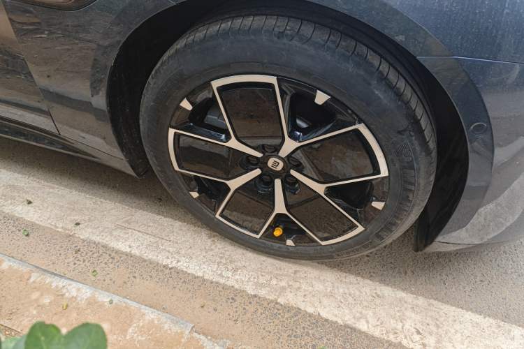 Used Xiaomi Auto SU7 2024 Rear-Drive Standard Founder Edition Right Front Wheel Hub