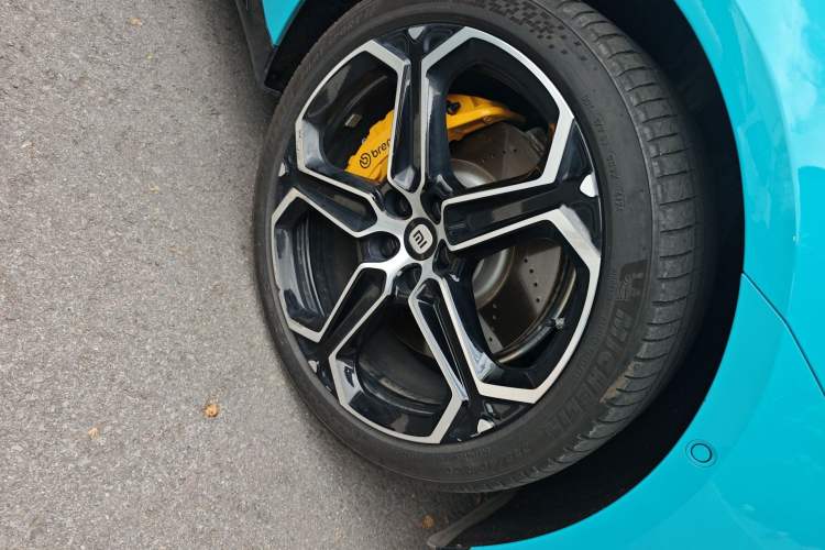 Used Xiaomi Auto SU7 2024 Rear-Drive Ultra-Long Range Advanced Pro-Level Intelligent Driving Version Right Front Wheel Hub