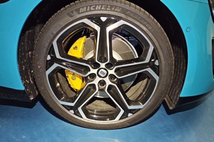 Used Xiaomi Auto SU7 2024 Four-Wheel Drive Ultra-Long Range Advanced Intelligent Driving Max Edition Right Front Wheel Hub