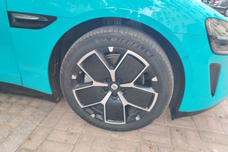 Used Xiaomi Auto SU7 2024 Rear-Drive Ultra-Long Range Advanced Pro-Level Intelligent Driving Version Right Front Wheel Hub