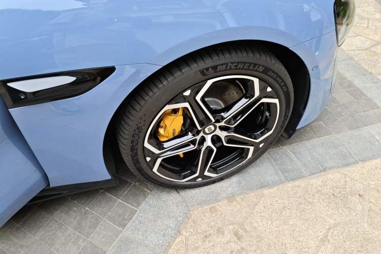 Used Xiaomi Auto SU7 2024 Four-Wheel Drive Ultra-Long Range Advanced Intelligent Driving Max Edition Right Front Wheel Hub