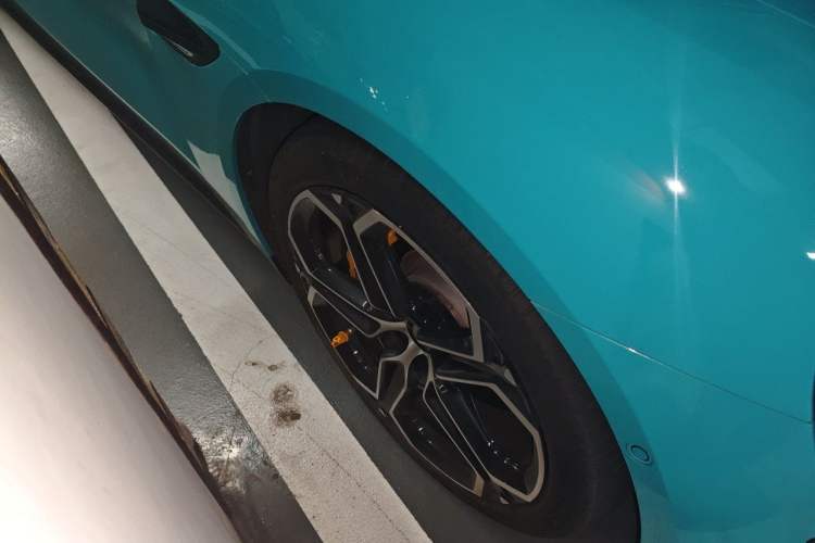 Used Xiaomi Auto SU7 2024 Four-Wheel-Drive Max Founder's Edition Right Front Wheel Hub