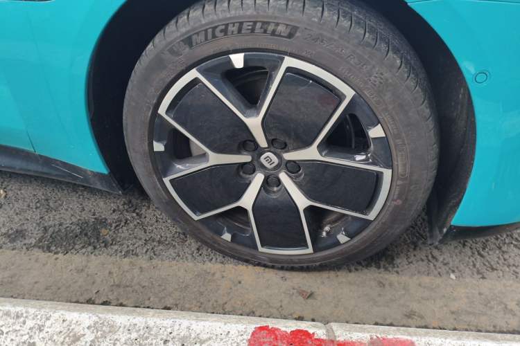 Used Xiaomi Auto SU7 2024 Rear-Drive Standard Founder Edition Right Front Wheel Hub
