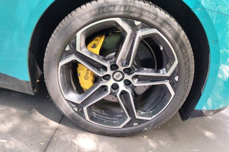 Used Xiaomi Auto SU7 2024 Rear-Drive Ultra-Long Range Advanced Pro-Level Intelligent Driving Version Right Front Wheel Hub