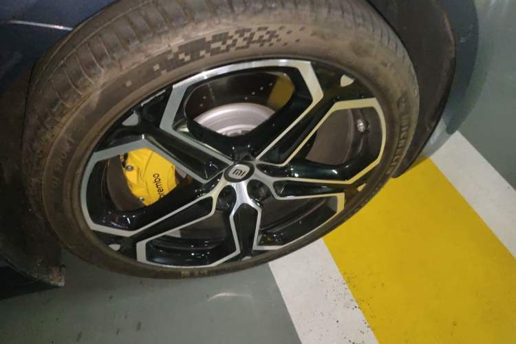Used Xiaomi Auto SU7 2024 Four-Wheel Drive Ultra-Long Range Advanced Intelligent Driving Max Edition Right Front Wheel Hub