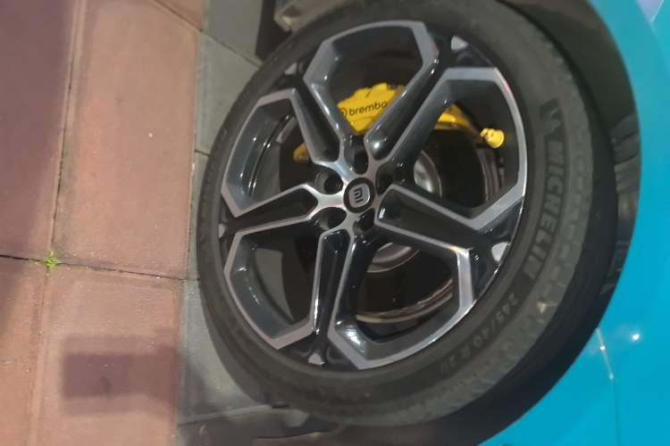 Used Xiaomi Auto SU7 2024 Four-Wheel Drive Ultra-Long Range Advanced Intelligent Driving Max Edition Right Front Wheel Hub