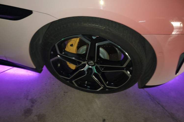 Used Xiaomi Auto SU7 2024 Four-Wheel Drive Ultra-Long Range Advanced Intelligent Driving Max Edition Right Front Wheel Hub