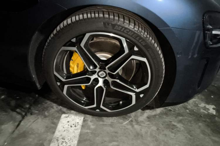 Used Xiaomi Auto SU7 2024 Four-Wheel Drive Ultra-Long Range Advanced Intelligent Driving Max Edition Right Front Wheel Hub