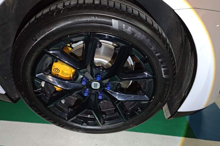 Used Xiaomi Auto SU7 2024 Rear-Drive Long-Range Intelligent Driving Version Right Front Wheel Hub