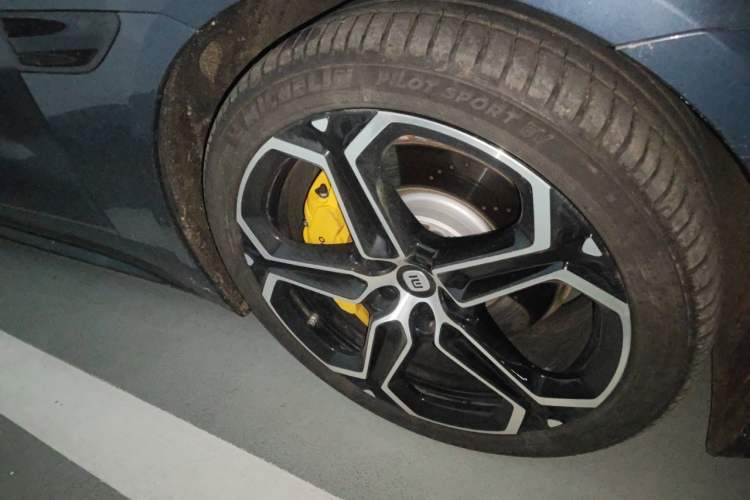 Used Xiaomi Auto SU7 2024 Four-Wheel Drive Ultra-Long Range Advanced Intelligent Driving Max Edition Right Front Wheel Hub