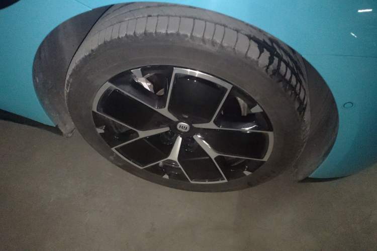 Used Xiaomi Auto SU7 2024 Rear-Drive Long-Range Intelligent Driving Version Right Front Wheel Hub