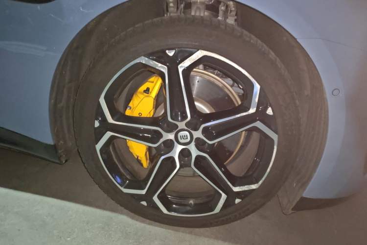 Used Xiaomi Auto SU7 2024 Four-Wheel Drive Ultra-Long Range Advanced Intelligent Driving Max Edition Right Front Wheel Hub