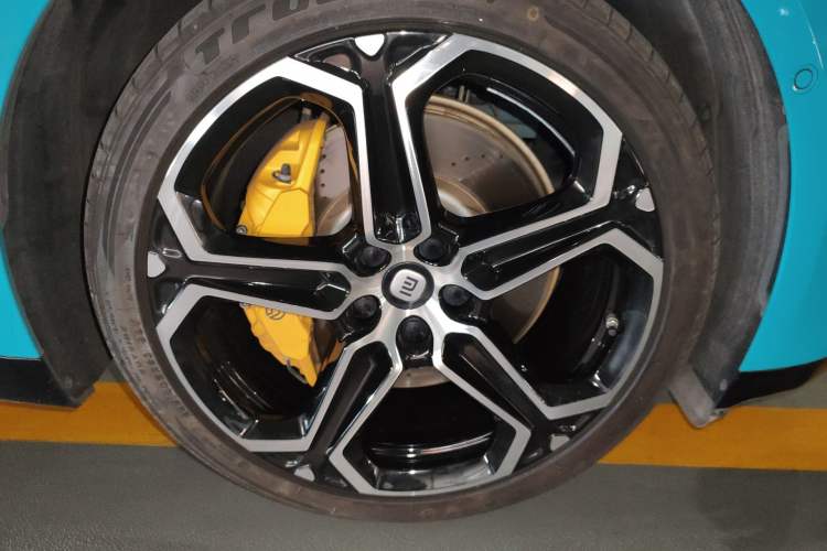 Used Xiaomi Auto SU7 2024 Rear-Drive Long-Range Intelligent Driving Version Right Front Wheel Hub
