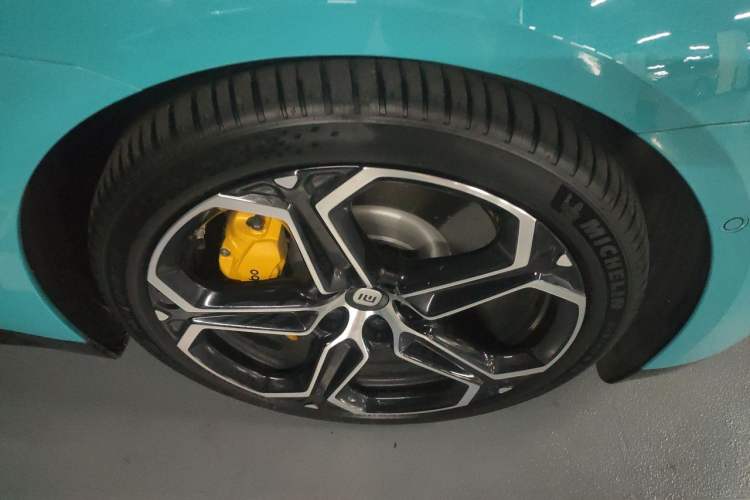 Used Xiaomi Auto SU7 2024 Four-Wheel-Drive Max Founder's Edition Right Front Wheel Hub