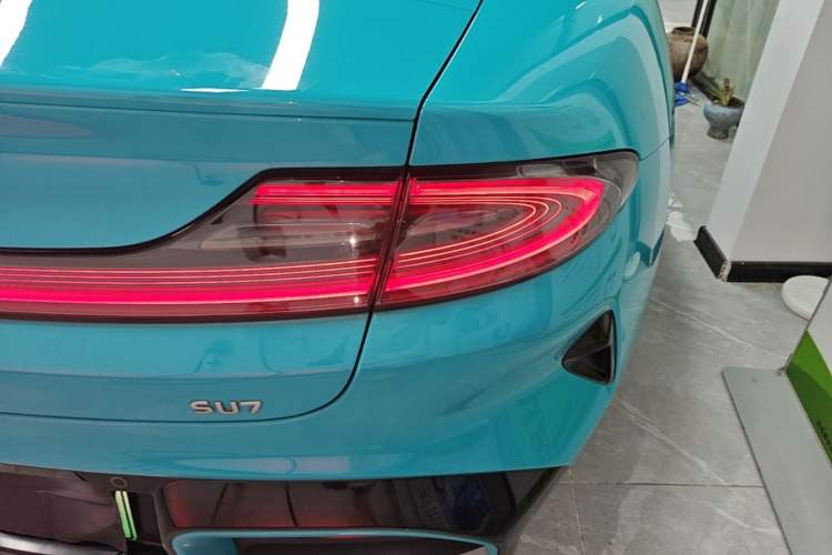 Used Xiaomi Auto SU7 2024 Rear-Drive Ultra-Long Range Advanced Pro-Level Intelligent Driving Version Right Rear Taillight