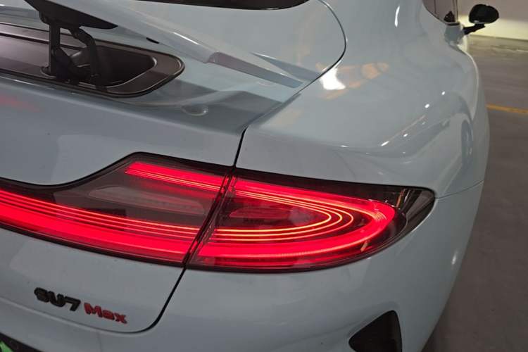Used Xiaomi Auto SU7 2024 Four-Wheel Drive Ultra-Long Range Advanced Intelligent Driving Max Edition Right Rear Taillight