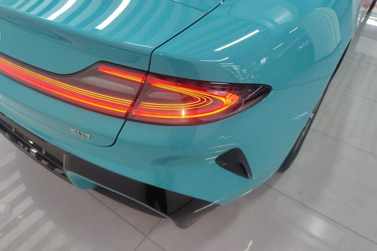 Used Xiaomi Auto SU7 2024 Rear-Drive Ultra-Long Range Advanced Pro-Level Intelligent Driving Version Right Rear Taillight