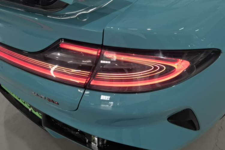 Used Xiaomi Auto SU7 2024 Four-Wheel Drive Ultra-Long Range Advanced Intelligent Driving Max Edition Right Rear Taillight