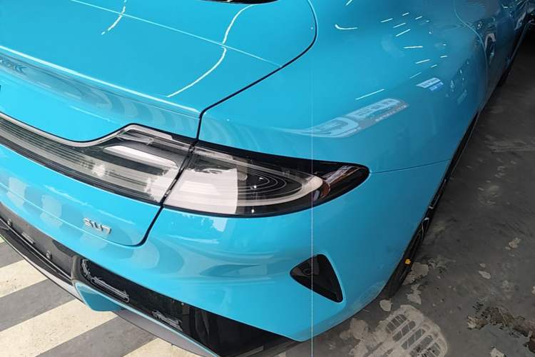 Used Xiaomi Auto SU7 2024 Rear-Drive Long-Range Intelligent Driving Version Right Rear Taillight