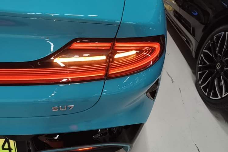 Used Xiaomi Auto SU7 2024 Rear-Drive Ultra-Long Range Advanced Pro-Level Intelligent Driving Version Right Rear Taillight