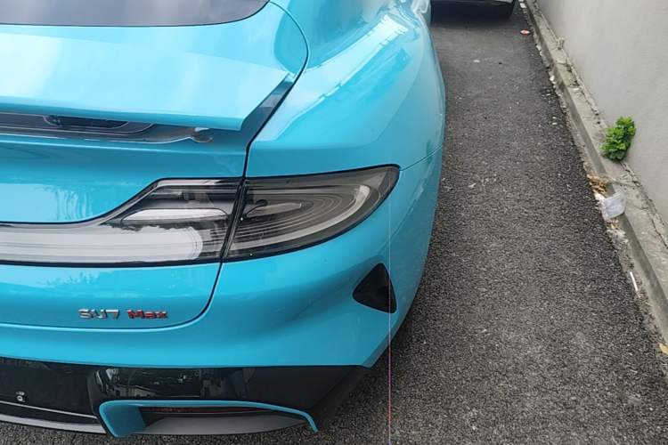 Used Xiaomi Auto SU7 2024 Four-Wheel Drive Ultra-Long Range Advanced Intelligent Driving Max Edition Right Rear Taillight