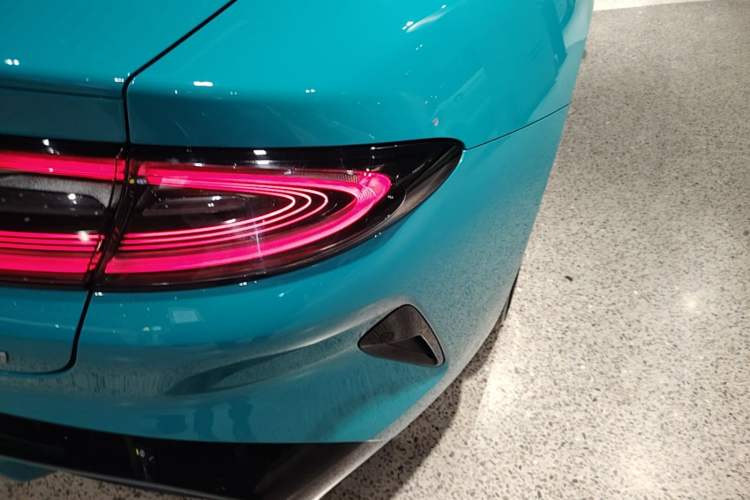 Used Xiaomi Auto SU7 2024 Rear-Drive Long-Range Intelligent Driving Version Right Rear Taillight