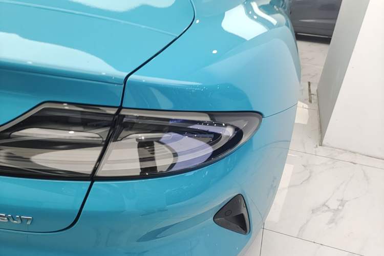 Used Xiaomi Auto SU7 2024 Rear-Drive Long-Range Intelligent Driving Version Right Rear Taillight