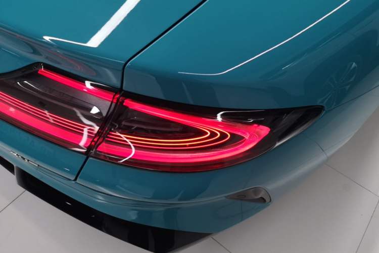 Used Xiaomi Auto SU7 2024 Rear-Drive Long-Range Intelligent Driving Version Right Rear Taillight