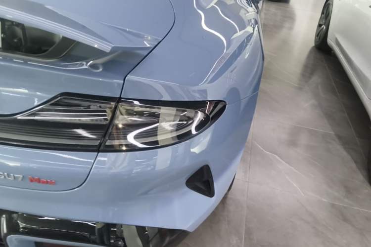 Used Xiaomi Auto SU7 2024 Four-Wheel Drive Ultra-Long Range Advanced Intelligent Driving Max Edition Right Rear Taillight