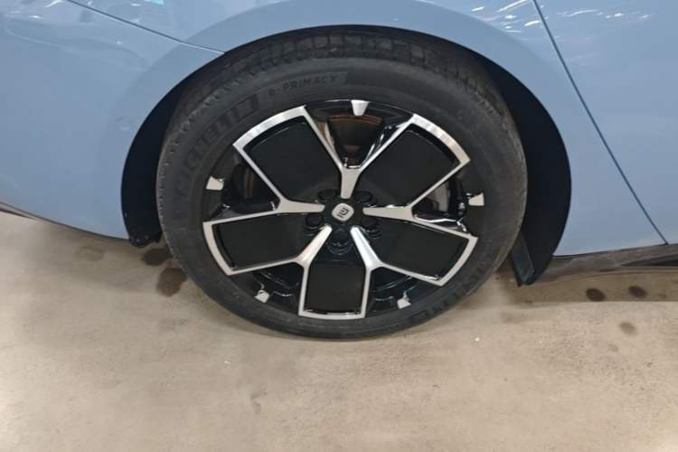 Used Xiaomi Auto SU7 2024 Rear-Drive Long-Range Intelligent Driving Version Right Rear Wheel Hub