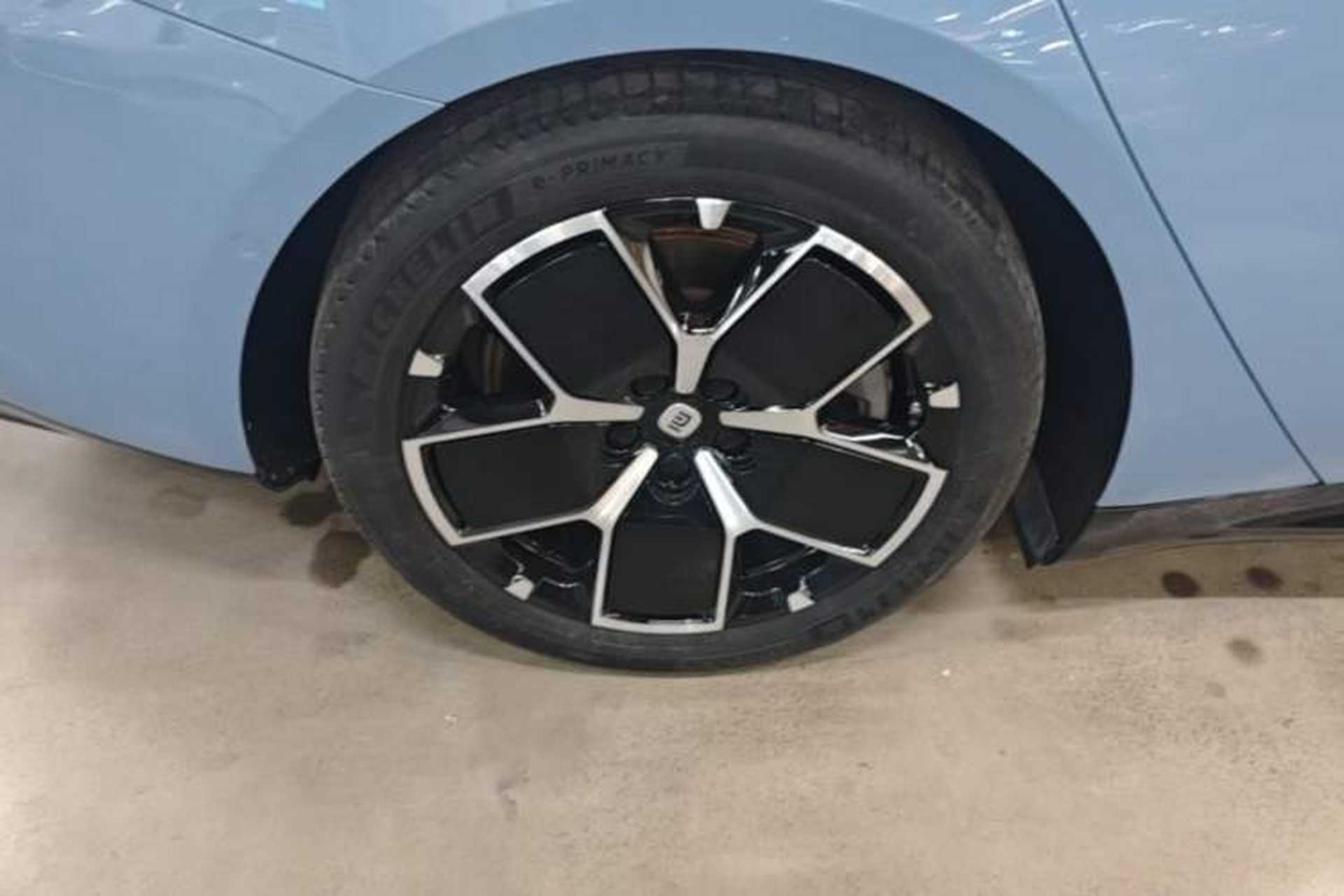 Used Xiaomi Auto SU7 2024 Rear-Drive Long-Range Intelligent Driving Version Right Rear Wheel Hub