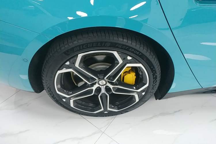 Used Xiaomi Auto SU7 2024 Rear-Drive Long-Range Intelligent Driving Version Right Rear Wheel Hub