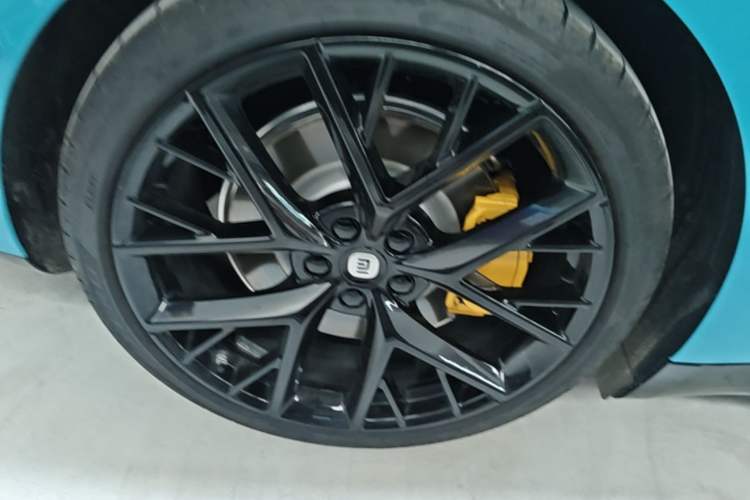 Used Xiaomi Auto SU7 2024 Four-Wheel Drive Ultra-Long Range Advanced Intelligent Driving Max Edition Right Rear Wheel Hub