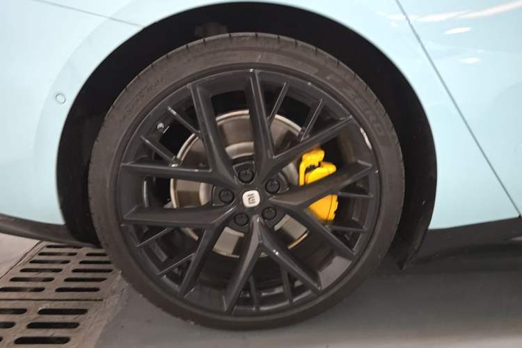 Used Xiaomi Auto SU7 2024 Four-Wheel Drive Ultra-Long Range Advanced Intelligent Driving Max Edition Right Rear Wheel Hub