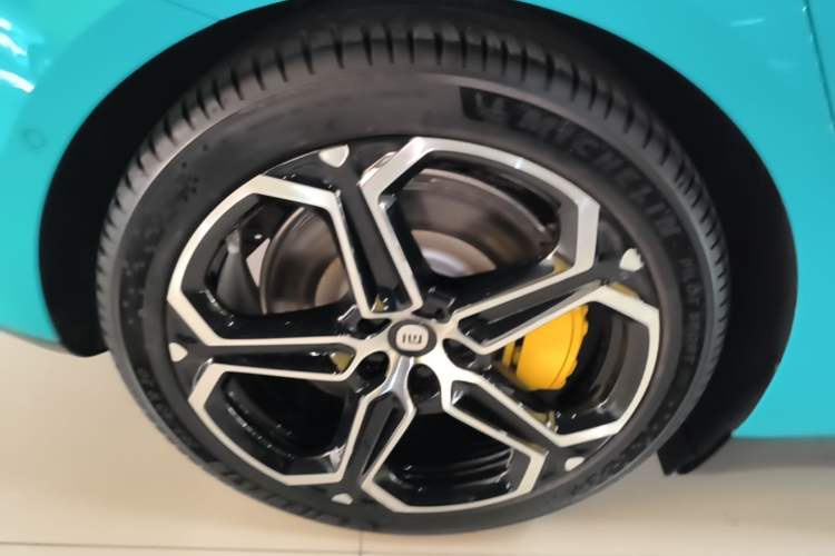 Used Xiaomi Auto SU7 2024 Four-Wheel Drive Ultra-Long Range Advanced Intelligent Driving Max Edition Right Rear Wheel Hub