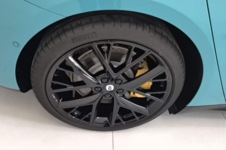 Used Xiaomi Auto SU7 2024 Four-Wheel Drive Ultra-Long Range Advanced Intelligent Driving Max Edition Right Rear Wheel Hub
