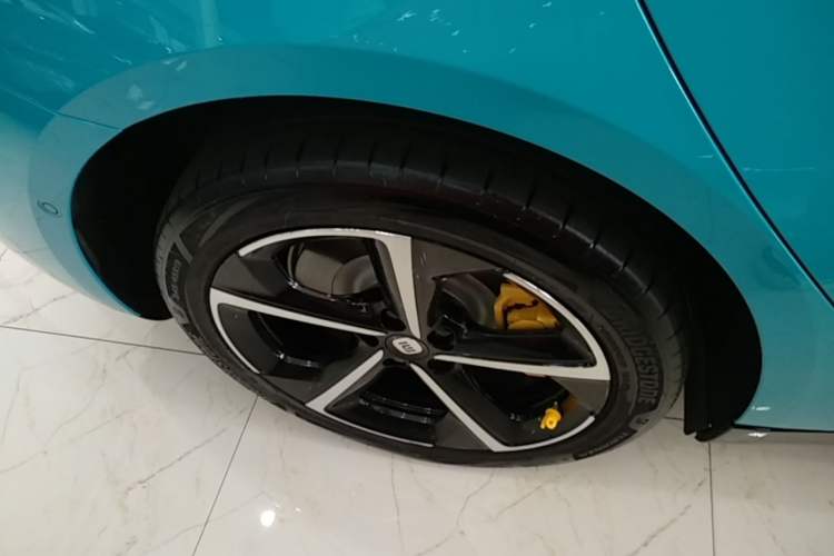 Used Xiaomi Auto SU7 2024 Four-Wheel Drive Ultra-Long Range Advanced Intelligent Driving Max Edition Right Rear Wheel Hub